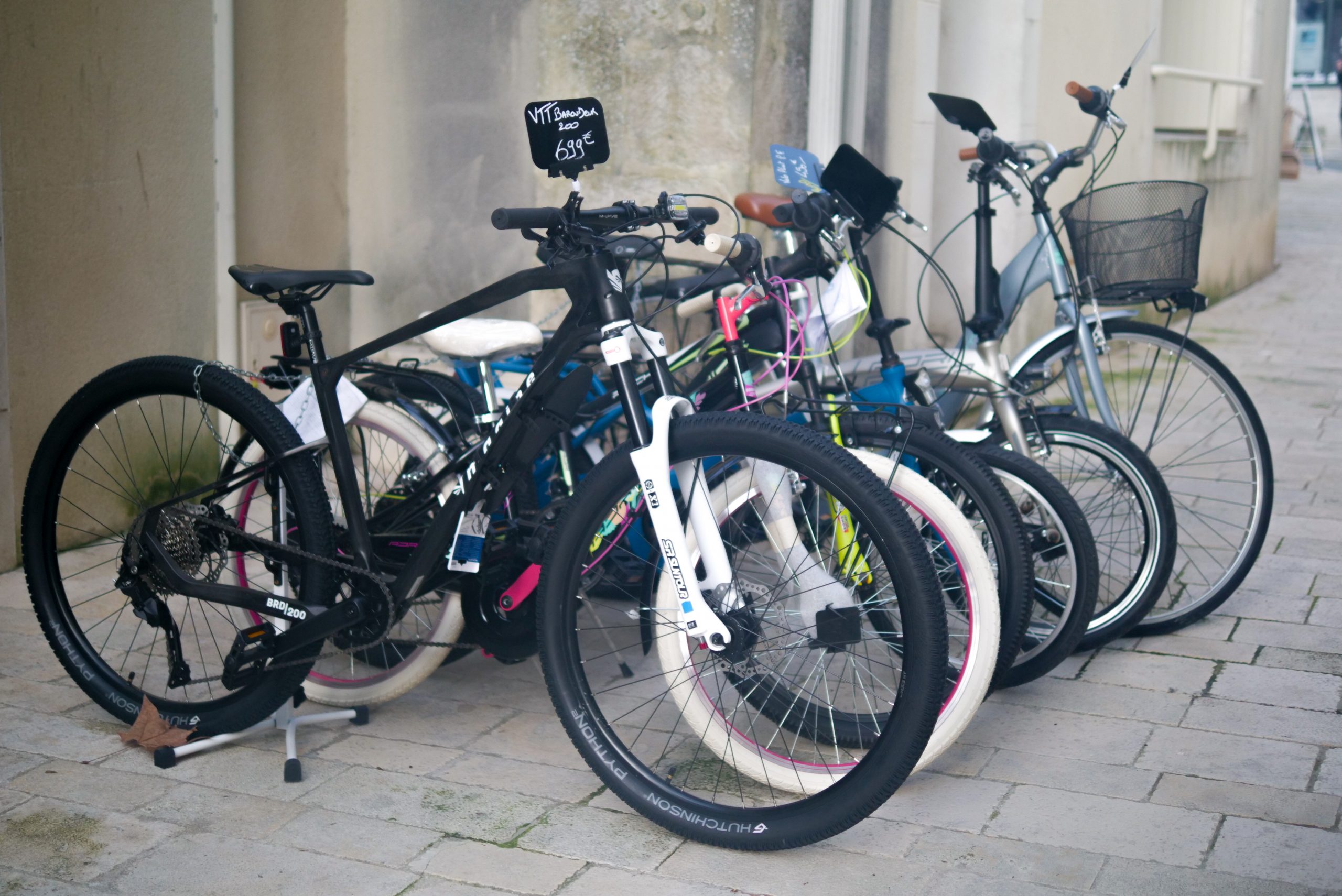 Vélos dans l’atelier de réparation Braquet & Pignon à Surgères