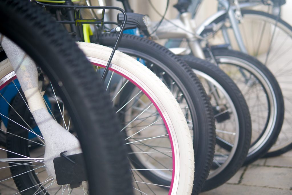 Détail de pneus de vélo dans l’atelier Braquet & Pignon